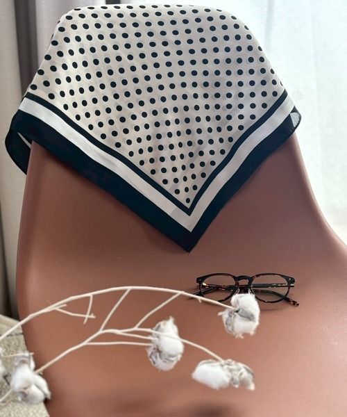 ARTIFICIAL SWEETENER（アーティフィシャル　スウィートナー）の「【 ARTIFICIAL SWEETENER 】シルクタッチ ドット柄 スカーフ（バンダナ/スカーフ・メンズ・ブラック系3/ブラック系1/ネイビー/ホワイト系1/ブラック系2/ホワイト系2/ブラウン・FREE）」の8枚目の写真