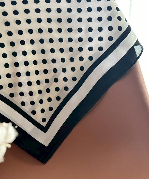 ARTIFICIAL SWEETENER（アーティフィシャル　スウィートナー）の「【 ARTIFICIAL SWEETENER 】シルクタッチ ドット柄 スカーフ（バンダナ/スカーフ・メンズ・ブラック系3/ブラック系1/ネイビー/ホワイト系1/ブラック系2/ホワイト系2/ブラウン・FREE）」の9枚目の写真