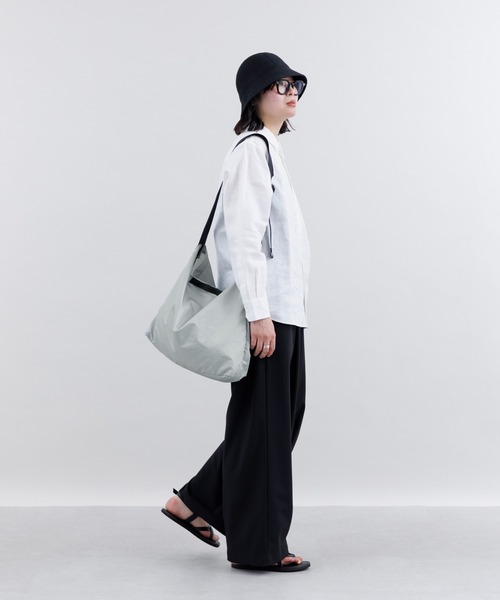 kuros'(クロス)の「【kuros’オリジナル】ダイヤリップパッカブルワンショルダー M 折り畳み収納可 日本製(ショルダーバッグ・レディース・グレー/ブラック・MEDIUM)」の15枚目の写真
