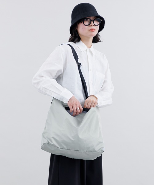 kuros'(クロス)の「【kuros’オリジナル】ダイヤリップパッカブルワンショルダー M 折り畳み収納可 日本製(ショルダーバッグ・レディース・グレー/ブラック・MEDIUM)」の7枚目の写真