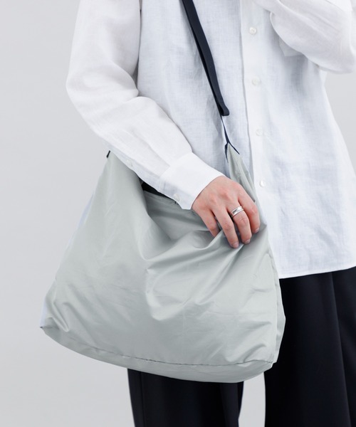kuros'(クロス)の「【kuros’オリジナル】ダイヤリップパッカブルワンショルダー M 折り畳み収納可 日本製(ショルダーバッグ・レディース・グレー/ブラック・MEDIUM)」の8枚目の写真