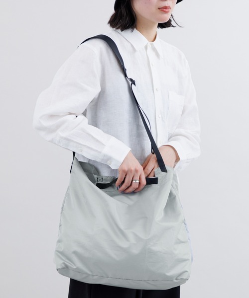 kuros'(クロス)の「【kuros’オリジナル】ダイヤリップパッカブルワンショルダー M 折り畳み収納可 日本製(ショルダーバッグ・レディース・グレー/ブラック・MEDIUM)」の9枚目の写真