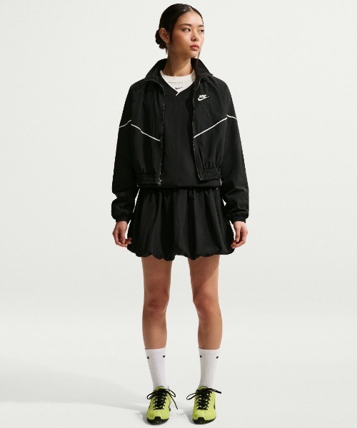 NIKE(ナイキ)の「NIKE Women's Loose Bubble Skirt(ナイキ ウィメンズ ルーズ バブル スカート)(スカート・レディース・ブラック系・SMALL/MEDIUM/LARGE)」の8枚目の写真