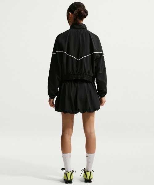 NIKE(ナイキ)の「NIKE Women's Loose Bubble Skirt(ナイキ ウィメンズ ルーズ バブル スカート)(スカート・レディース・ブラック系・SMALL/MEDIUM/LARGE)」の9枚目の写真