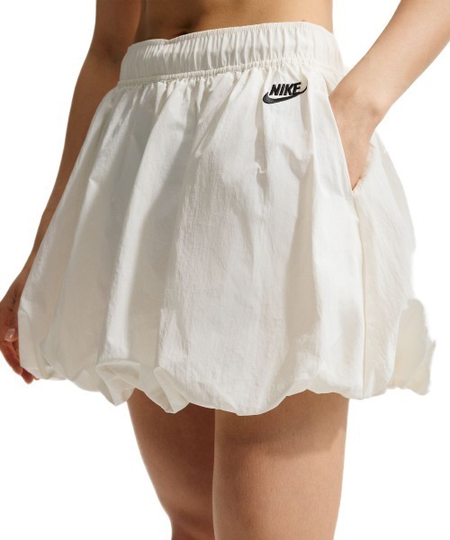 NIKE(ナイキ)の「NIKE Women's Loose Bubble Skirt(ナイキ ウィメンズ ルーズ バブル スカート)(スカート・レディース・ブラック系・SMALL/MEDIUM/LARGE)」の2枚目の写真