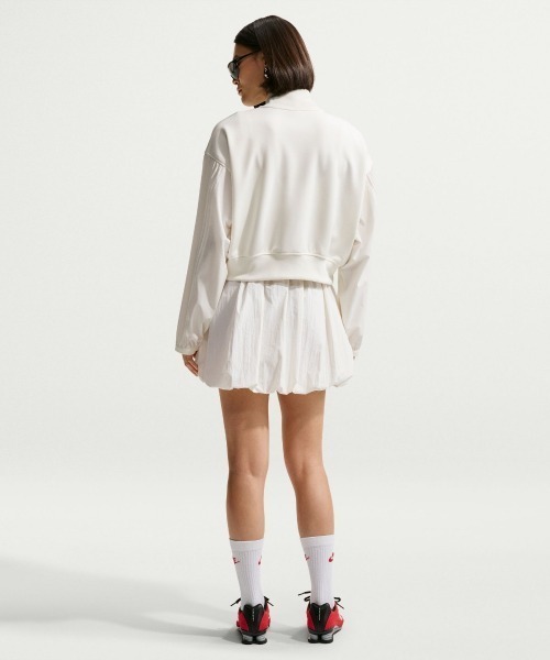 NIKE(ナイキ)の「NIKE Women's Loose Bubble Skirt(ナイキ ウィメンズ ルーズ バブル スカート)(スカート・レディース・ブラック系・SMALL/MEDIUM/LARGE)」の4枚目の写真
