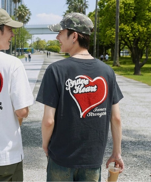 SPINNS(スピンズ)の「ハートバックプリント半袖Tシャツ/サガラ刺繍ロゴ /ワンポイント(Tシャツ/カットソー・メンズ・ホワイト/ブラック/ネイビー/ウッドランド・ONESIZE)」の3枚目の写真