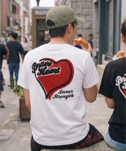 SPINNS(スピンズ)の「ハートバックプリント半袖Tシャツ/サガラ刺繍ロゴ /ワンポイント(Tシャツ/カットソー・メンズ・ホワイト/ブラック/ネイビー/ウッドランド・ONESIZE)」の2枚目の写真