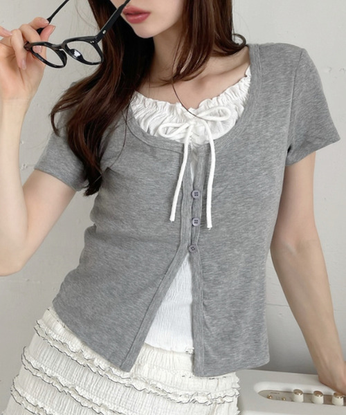 Ada.(エイダ)の「レイヤードデザイン フロントボタン付き カットソー(Tシャツ/カットソー・レディース・ホワイト/ネイビー/グレー/ブルー・FREE)」の1枚目の写真