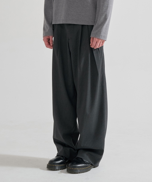JUAN HOMME(ジュアンオム)の「ピンストライプマッドプリーツワイドトラウザー(チャコール)(スラックス・メンズ・その他・SMALL/MEDIUM/LARGE)」の1枚目の写真