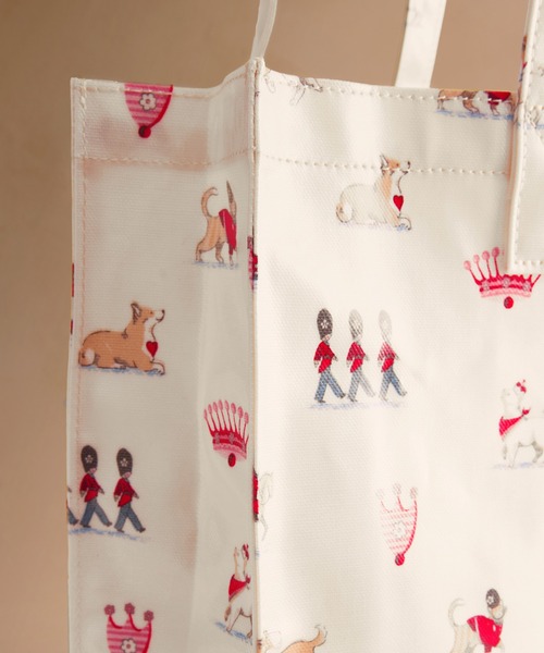 Cath Kidston(キャスキッドソン)の「ラージ ブックバッグ Queenies London(トートバッグ・レディース・クリーム・FREE)」の4枚目の写真
