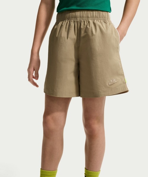 NIKE(ナイキ)の「ナイキ NIKE ナイキ YTH NSW CLN ウーヴン ショート(その他パンツ・キッズ・ベージュ/ブラック・130cm/140cm/150cm/160cm)」の1枚目の写真
