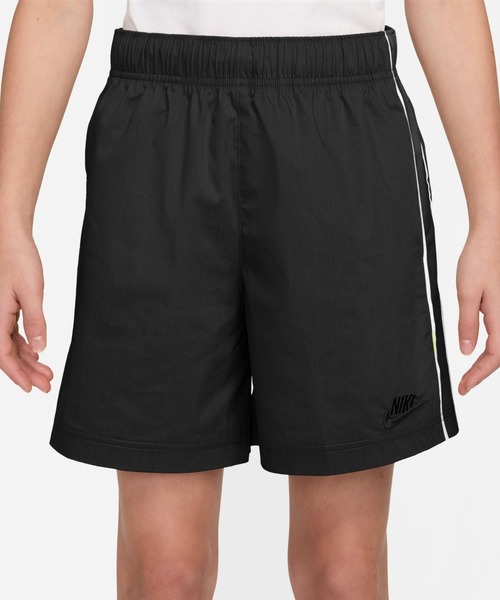 NIKE(ナイキ)の「ナイキ NIKE ナイキ YTH NSW CLN ウーヴン ショート(その他パンツ・キッズ・ベージュ/ブラック・130cm/140cm/150cm/160cm)」の2枚目の写真