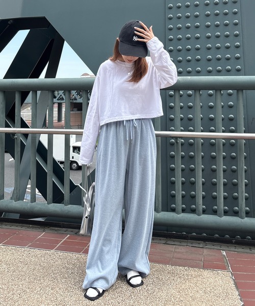 ISOOK（アイスー）の「クロップドスタンダードロングTシャツ(eri. select) / ロンT ショート丈 短丈 無地 長袖 シンプル 春服 白T 黒T（Tシャツ/カットソー・レディース・ブラック/ホワイト・FREE）」の11枚目の写真