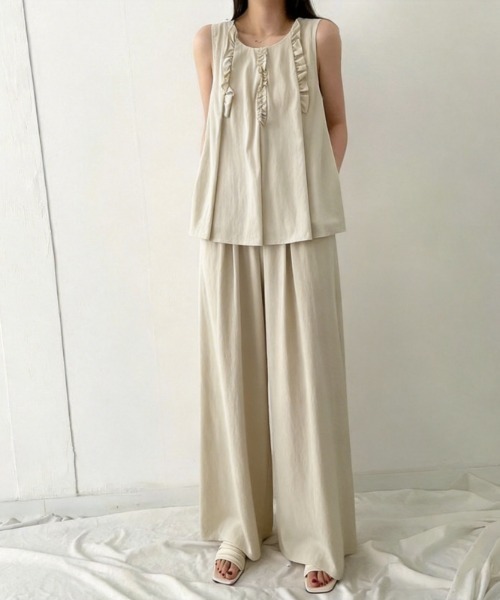 AMAJI(アマジ)の「フリルデザインセットアップ(ノースリーブトップス×ワイドパンツ)(セットアップ・レディース・ホワイト/ライトブルー/ベージュ/ネイビー・FREE)」の2枚目の写真