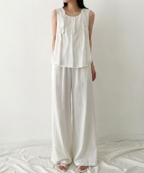 AMAJI(アマジ)の「フリルデザインセットアップ(ノースリーブトップス×ワイドパンツ)(セットアップ・レディース・ホワイト/ライトブルー/ベージュ/ネイビー・FREE)」の1枚目の写真