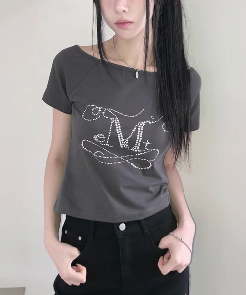 MUCENT(ムセント)の「MUCENT/ラインストーンロゴワンショルダーポイントトップス(Tシャツ/カットソー・レディース・チャコールグレー・FREE)」の1枚目の写真