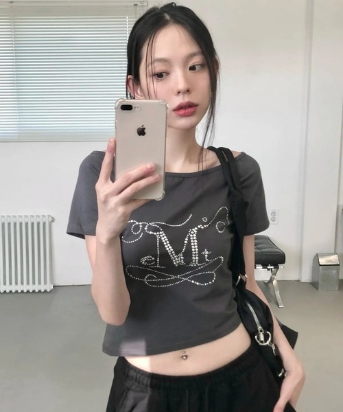 MUCENT(ムセント)の「MUCENT/ラインストーンロゴワンショルダーポイントトップス(Tシャツ/カットソー・レディース・チャコールグレー・FREE)」の2枚目の写真