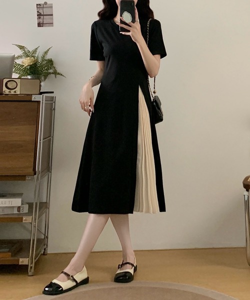 AMAJI(アマジ)の「ラウンドネック 半袖 サイドプリーツ切替 Aライン ミモレ丈 ワンピース(ワンピース・レディース・ブラック・X-LARGE/LARGE/MEDIUM/SMALL)」の1枚目の写真