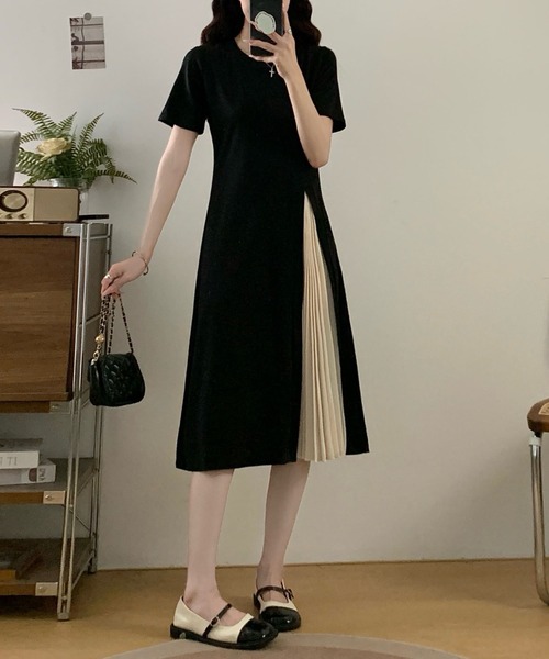 AMAJI(アマジ)の「ラウンドネック 半袖 サイドプリーツ切替 Aライン ミモレ丈 ワンピース(ワンピース・レディース・ブラック・X-LARGE/LARGE/MEDIUM/SMALL)」の3枚目の写真