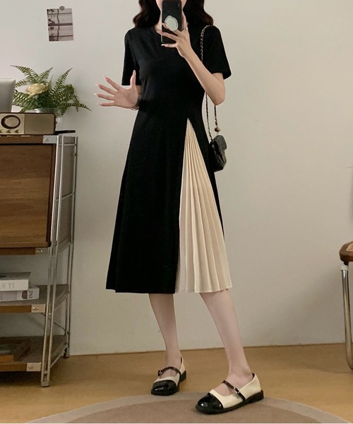 AMAJI(アマジ)の「ラウンドネック 半袖 サイドプリーツ切替 Aライン ミモレ丈 ワンピース(ワンピース・レディース・ブラック・X-LARGE/LARGE/MEDIUM/SMALL)」の4枚目の写真