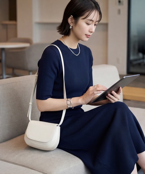 STYLE DELI(スタイルデリ)の「【DELI by】ラウンドフラップレザーミニショルダーバッグ(ショルダーバッグ・レディース・ブラウン/ホワイト/ブラック・FREE)」の2枚目の写真