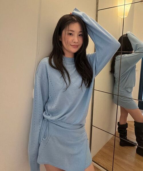 SINOON（シヌーン）の「Sheer Logo Long Sleeve Knit Pullover (Soft Blue)（ニット/セーター・レディース・ライトブルー・FREE）」の2枚目の写真