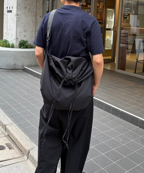 UNDERSTATEMENTs(アンダーステイトメント)の「【ユニセックス】ナイロンドローストリングショルダーバッグ(ショルダーバッグ・メンズ・ブラック/グレー/ホワイト・FREE)」の21枚目の写真