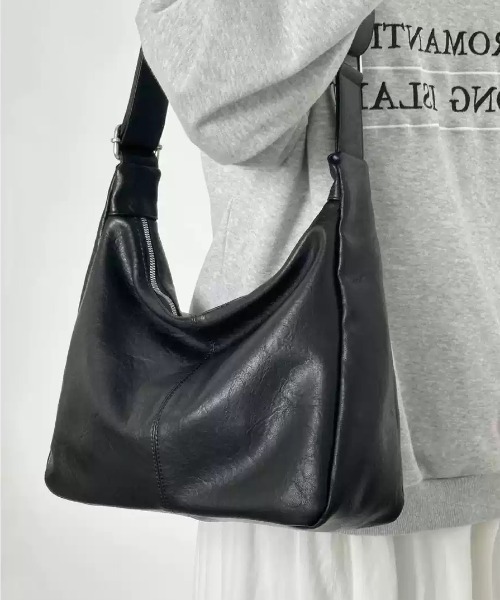 HAILY(ヘイリー)の「ソフトフェイクレザーショルダーバッグ(ショルダーバッグ・レディース・ダークブラウン/ブラック・FREE)」の7枚目の写真