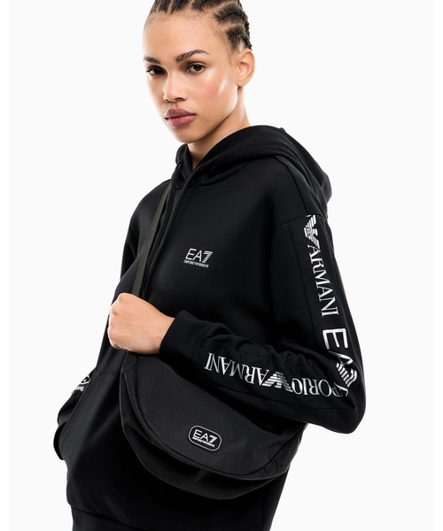 EMPORIO ARMANI EA7（エンポリオアルマーニイーエーセブン）の「<オンライン限定>【エンポリオ アルマーニ EA7】ストラップ付き 三日月型 スリングバッグ（ショルダーバッグ・メンズ・ブラック・FREE）」の2枚目の写真