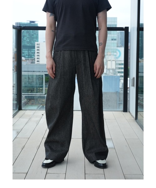 CONZ(コンズ)の「curve leg trousers pique denim(デニムパンツ・メンズ・ストライプ・2/1/4/3)」の6枚目の写真