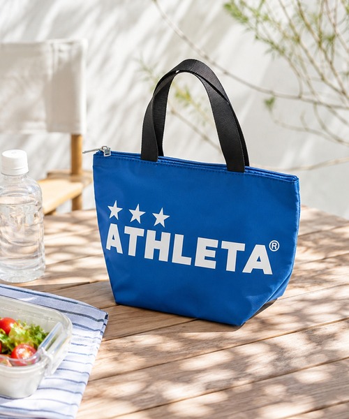 ATHLETA（アスレタ）の「≪athleta≫夏のランチもレジャーもこれひとつ！大きなロゴが目を引くMサイズ。お弁当やドリンク、軽食をまとめて持ち運びやすいマチ付き設計で冷気を逃がしにくく、しっかり入る保冷トートバッグMサイズ（トートバッグ・レディース・イエロー/ブルー/ブラック・M）」の3枚目の写真