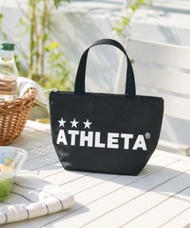 ATHLETA（アスレタ）の「≪athleta≫夏のランチもレジャーもこれひとつ！大きなロゴが目を引くMサイズ。お弁当やドリンク、軽食をまとめて持ち運びやすいマチ付き設計で冷気を逃がしにくく、しっかり入る保冷トートバッグMサイズ（トートバッグ）」