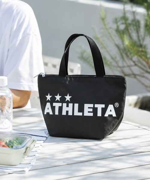 ATHLETA（アスレタ）の「≪athleta≫夏のランチもレジャーもこれひとつ！大きなロゴが目を引くMサイズ。お弁当やドリンク、軽食をまとめて持ち運びやすいマチ付き設計で冷気を逃がしにくく、しっかり入る保冷トートバッグMサイズ（トートバッグ・レディース・イエロー/ブルー/ブラック・M）」の4枚目の写真