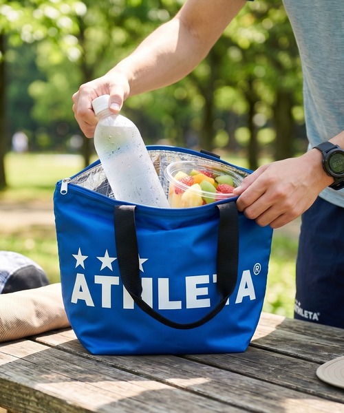 ATHLETA（アスレタ）の「≪athleta≫夏のランチもレジャーもこれひとつ！大きなロゴが目を引くMサイズ。お弁当やドリンク、軽食をまとめて持ち運びやすいマチ付き設計で冷気を逃がしにくく、しっかり入る保冷トートバッグMサイズ（トートバッグ・レディース・イエロー/ブルー/ブラック・M）」の5枚目の写真