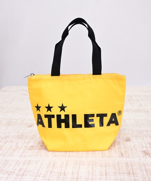 ATHLETA（アスレタ）の「≪athleta≫夏のランチもレジャーもこれひとつ！大きなロゴが目を引くMサイズ。お弁当やドリンク、軽食をまとめて持ち運びやすいマチ付き設計で冷気を逃がしにくく、しっかり入る保冷トートバッグMサイズ（トートバッグ・レディース・イエロー/ブルー/ブラック・M）」の7枚目の写真