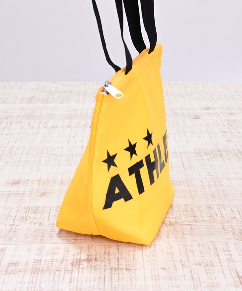 ATHLETA（アスレタ）の「≪athleta≫夏のランチもレジャーもこれひとつ！大きなロゴが目を引くMサイズ。お弁当やドリンク、軽食をまとめて持ち運びやすいマチ付き設計で冷気を逃がしにくく、しっかり入る保冷トートバッグMサイズ（トートバッグ・レディース・イエロー/ブルー/ブラック・M）」の9枚目の写真