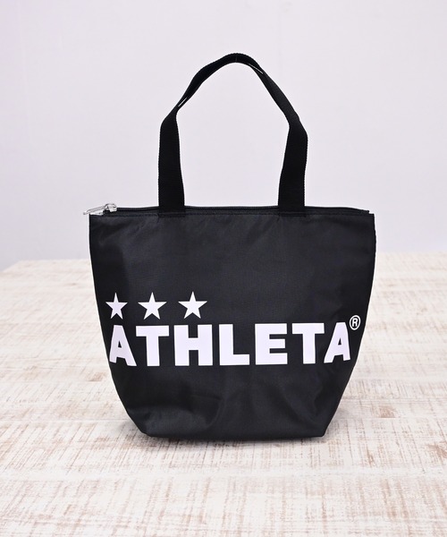 ATHLETA（アスレタ）の「≪athleta≫夏のランチもレジャーもこれひとつ！大きなロゴが目を引くMサイズ。お弁当やドリンク、軽食をまとめて持ち運びやすいマチ付き設計で冷気を逃がしにくく、しっかり入る保冷トートバッグMサイズ（トートバッグ・レディース・イエロー/ブルー/ブラック・M）」の13枚目の写真
