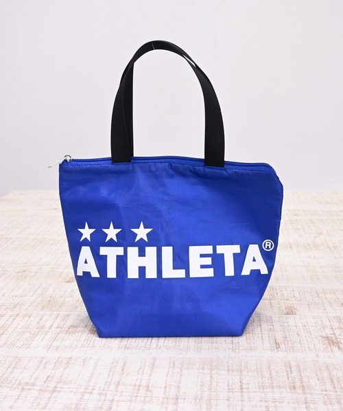 ATHLETA（アスレタ）の「≪athleta≫夏のランチもレジャーもこれひとつ！大きなロゴが目を引くMサイズ。お弁当やドリンク、軽食をまとめて持ち運びやすいマチ付き設計で冷気を逃がしにくく、しっかり入る保冷トートバッグMサイズ（トートバッグ・レディース・イエロー/ブルー/ブラック・M）」の14枚目の写真