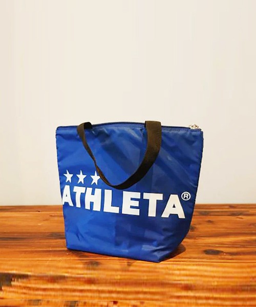 ATHLETA（アスレタ）の「≪athleta≫夏のランチもレジャーもこれひとつ！大きなロゴが目を引くMサイズ。お弁当やドリンク、軽食をまとめて持ち運びやすいマチ付き設計で冷気を逃がしにくく、しっかり入る保冷トートバッグMサイズ（トートバッグ・レディース・イエロー/ブルー/ブラック・M）」の15枚目の写真