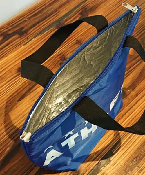 ATHLETA（アスレタ）の「≪athleta≫夏のランチもレジャーもこれひとつ！大きなロゴが目を引くMサイズ。お弁当やドリンク、軽食をまとめて持ち運びやすいマチ付き設計で冷気を逃がしにくく、しっかり入る保冷トートバッグMサイズ（トートバッグ・レディース・イエロー/ブルー/ブラック・M）」の17枚目の写真