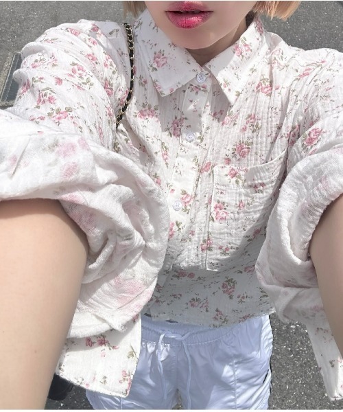Alley Tokyo（アリートーキョー）の「ガーゼ花柄シャツ（シャツ/ブラウス・レディース・オフホワイト/ピンク・FREE）」の2枚目の写真