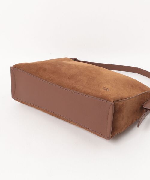 CHARLES & KEITH（チャールズ & キース）の「ラージ レザー＆スエードトップフラップ ホーボーバッグ（ショルダーバッグ・レディース・ブラウン・L）」の6枚目の写真