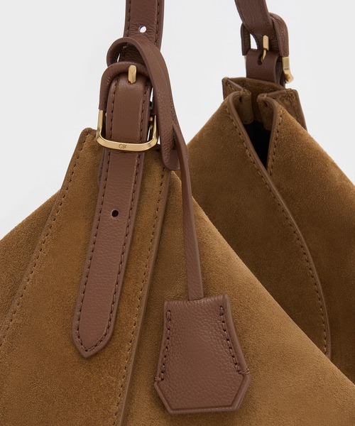 CHARLES & KEITH（チャールズ & キース）の「ラージ レザー＆スエードトップフラップ ホーボーバッグ（ショルダーバッグ・レディース・ブラウン・L）」の4枚目の写真