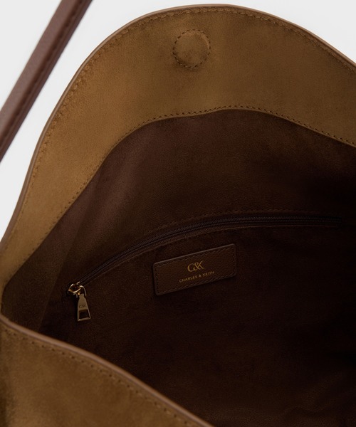 CHARLES & KEITH（チャールズ & キース）の「ラージ レザー＆スエードトップフラップ ホーボーバッグ（ショルダーバッグ・レディース・ブラウン・L）」の5枚目の写真