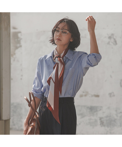 MEMUA(メムア)の「メムアソリッドハイラインシャツ(レッド)(シャツ/ブラウス・レディース・ブルー/ホワイト/レッド/ネイビー/スカイブルー・FREE)」の2枚目の写真