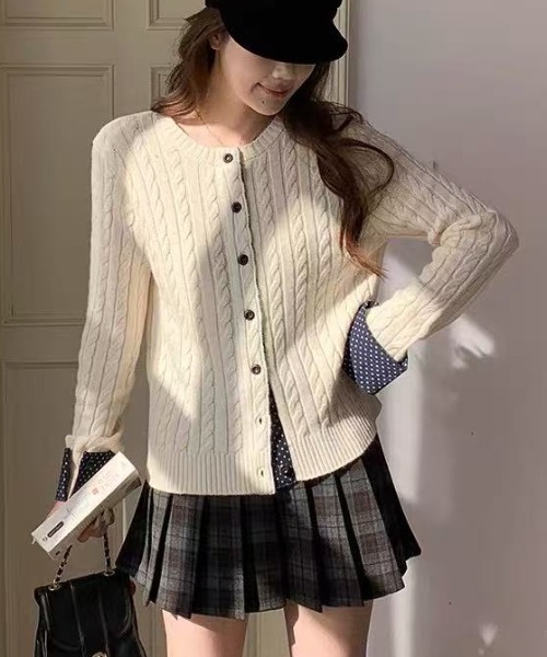 Achic(アシック)の「ドット切替ケーブルニットカーディガン(ニット/セーター・レディース・グレー/ホワイト/ダークグレー/レッド・M)」の10枚目の写真
