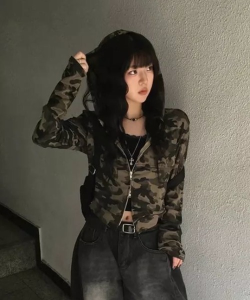 SHEPP(シープ)の「【26年秋冬新作】カモフラ柄 ダブルジップ ショート丈 パーカー(パーカー・レディース・カーキ・M/L)」の6枚目の写真