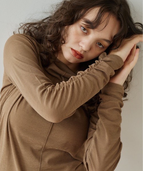 OLUN(オルン)の「mock neck sheer top/モックネックシアートップス(Tシャツ/カットソー・レディース・テラコッタ/アイボリー/ダークブラウン/グリーン/モカ・FREE)」の9枚目の写真