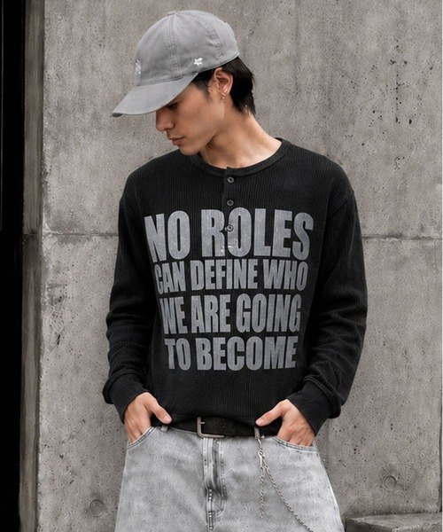SPINNS(スピンズ)の「短丈ワッフルヘンリーネック長袖Tシャツ/サーマル/メッセージロゴ(Tシャツ/カットソー・メンズ・ワイン/カモフラージュ/アイボリー/ブラック系その他・ONESIZE)」の2枚目の写真